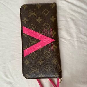 selling authentic LV wallet new collection 

never used